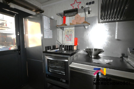 Kiosk w centrum z wyposażeniem gastronomicznym